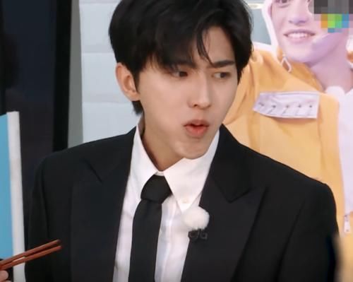 跑男吃面條,鏡頭對baby一晃而過,被網(wǎng)友截到,真吃假吃一目了然