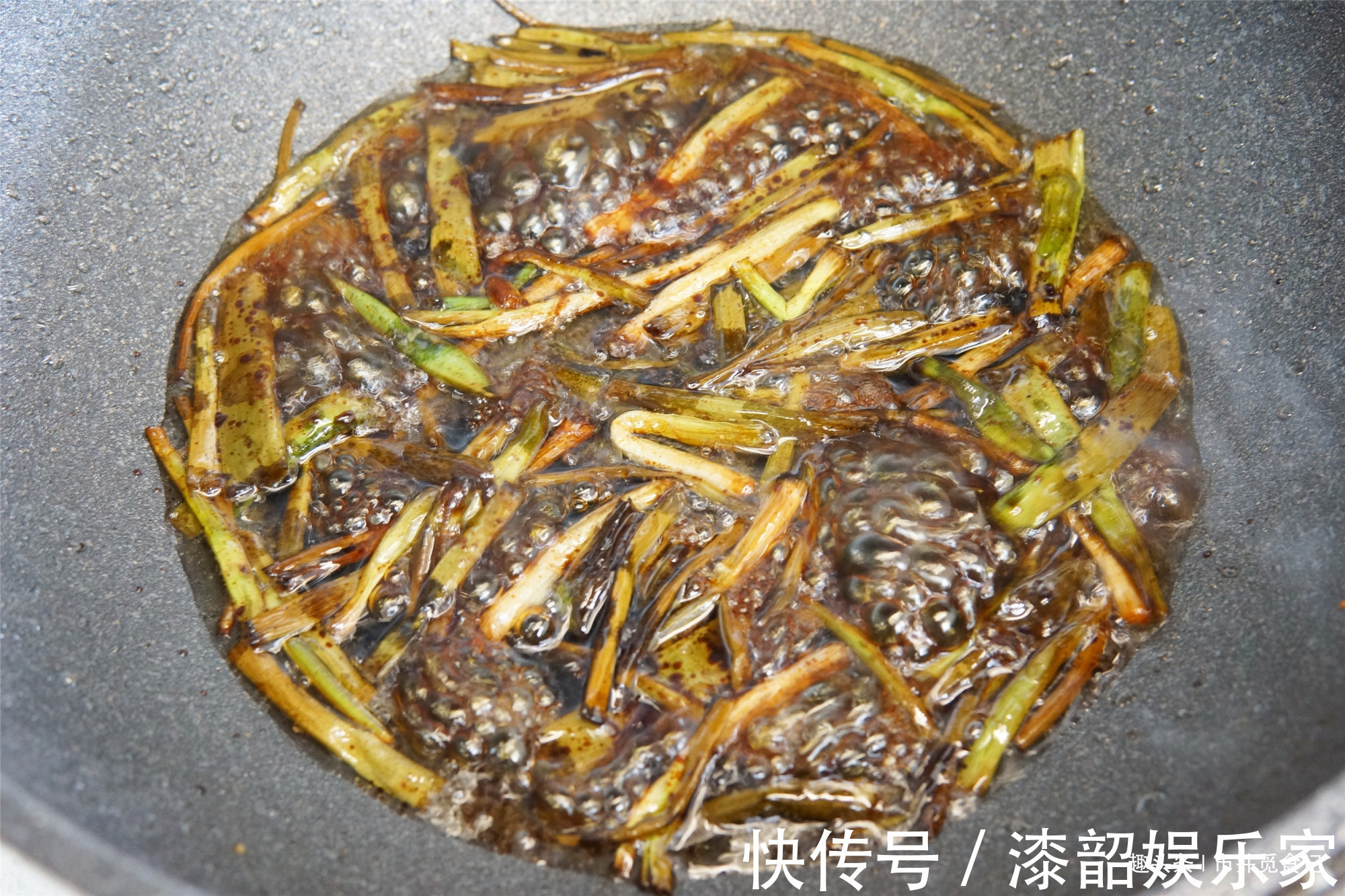 做葱油拌面,少用一味料,难怪不好吃,跟着黄磊做,吃的停不下来