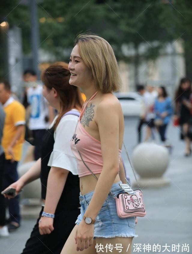 搭配 款式清新的粉色背心,搭配牛仔裤,活力十足!