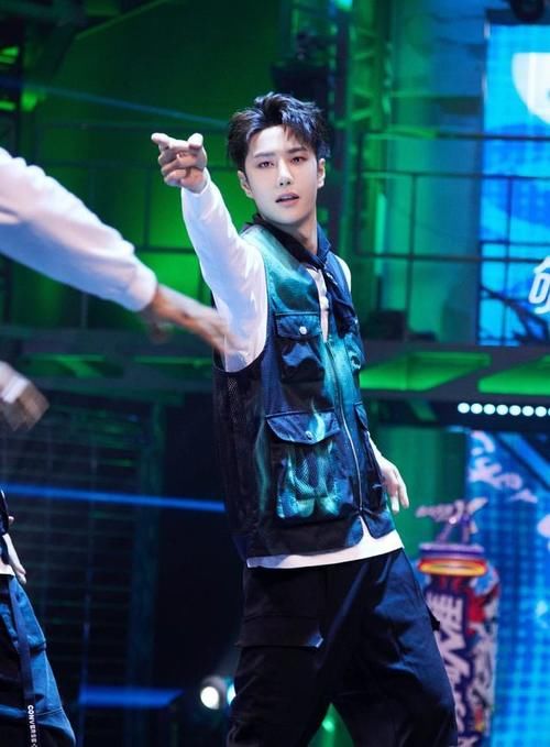 街舞|王一博对街舞的热爱让人钦佩,对手都忍不住叹服,细节拿捏稳稳的