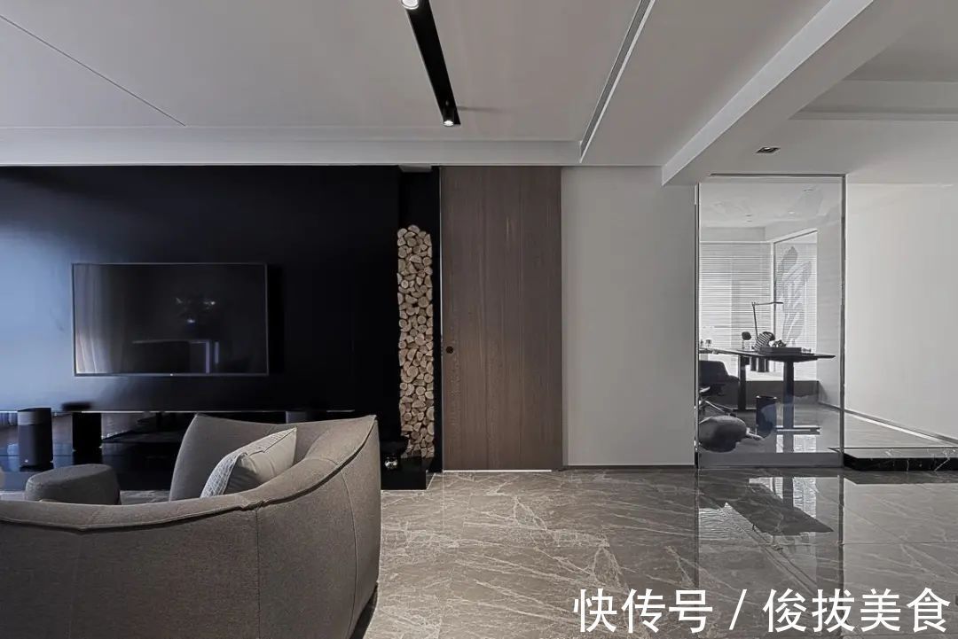 优雅|180㎡现代简约,卫生间用玻璃墙?设计太大胆!是否有点奔放?