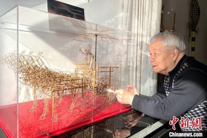 竹条|西安八旬老人用900多根竹条让“兵马俑战车”动起来