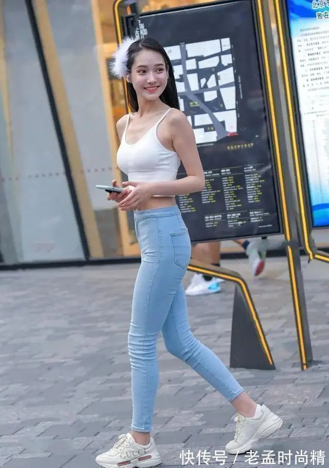 裤子 浅蓝牛仔打底裤搭米色老爹鞋,显高显气质,当下很时髦的搭配