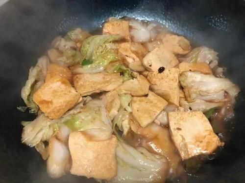 白菜炒豆腐，先放白菜还是先放豆腐？顺序搞错了，豆腐易碎还不香