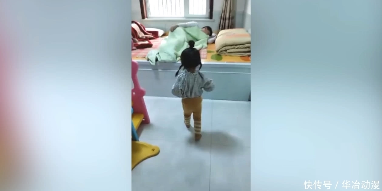 哥哥|宝宝每天都会叫醒赖床的哥哥，真是太萌了，网友：人体小闹钟