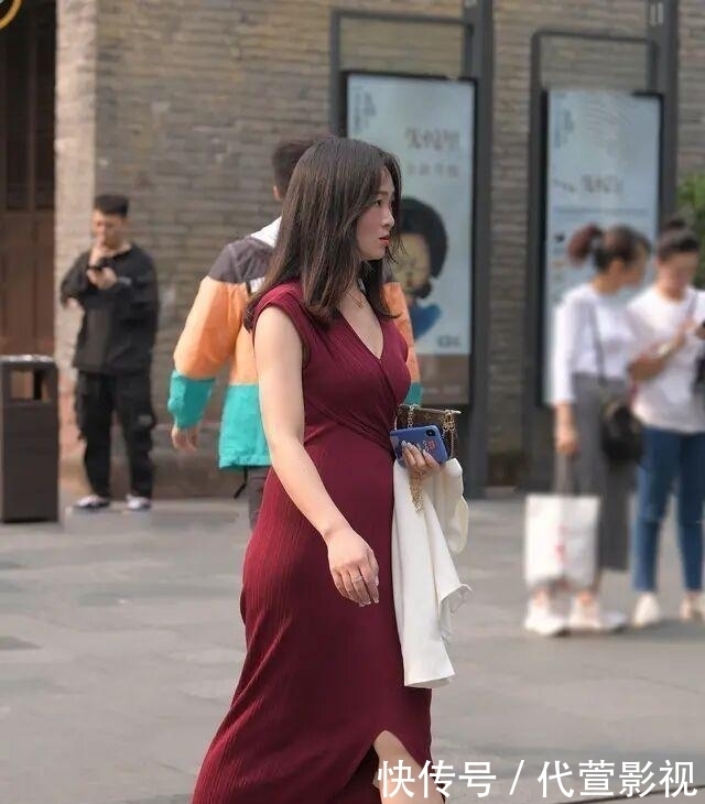 个性优雅的连衣裙装扮展现女性简洁气质,简约不失潮流感