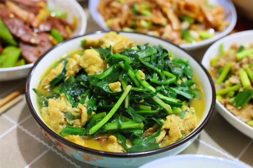 一家6口的“实惠”午餐,菜不精致但下饭,网友:正经过日子的人家