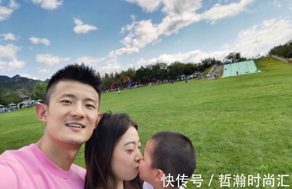 谌龙|谌龙晒雨中全家福,娇妻神似王祖贤,国羽短裙出战第一人惊艳全场