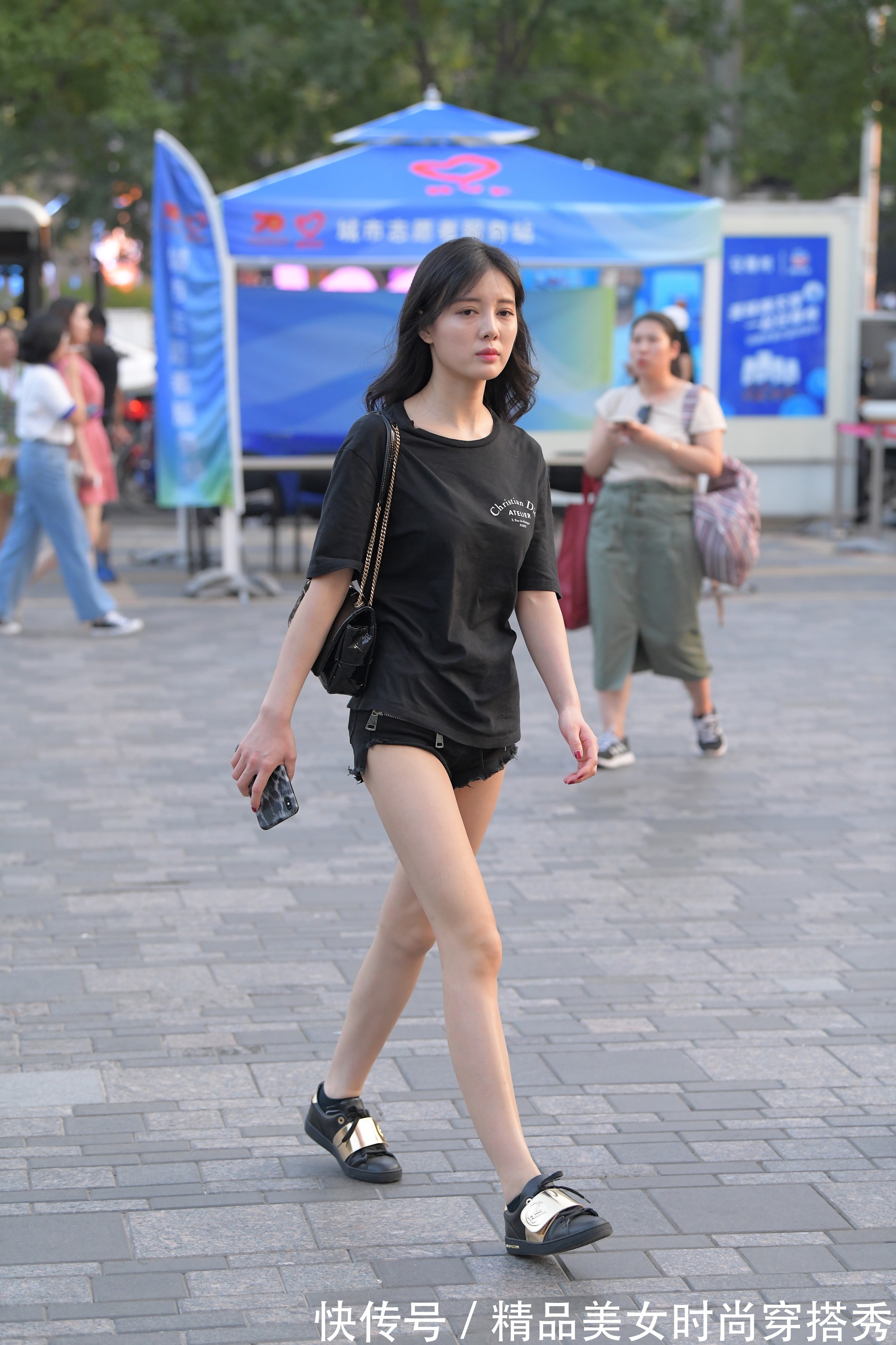 T恤 纯色的黑色T恤,下搭一条黑色的短裤,在大街上同样很是耐看