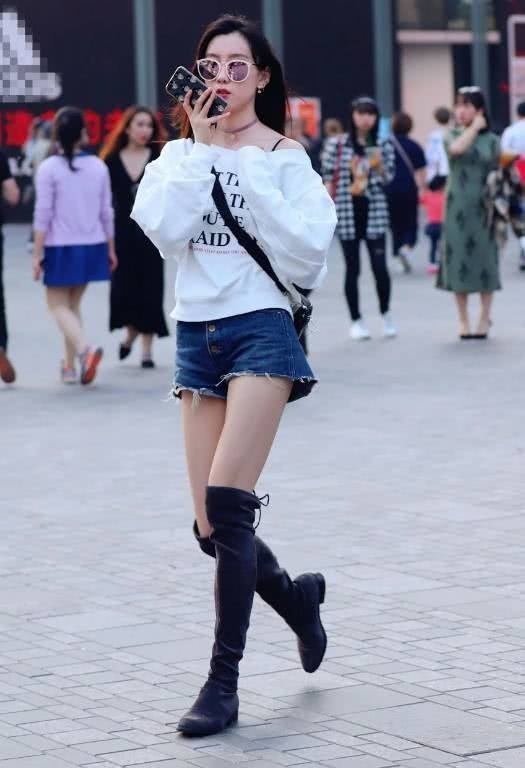 街拍:美女白色的连衣裙简洁高雅,特别美观又简练大气