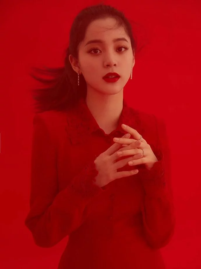 欧阳娜娜现在越来越会打扮了，一袭红裙张扬喜庆，扎马尾辫更显青春活力