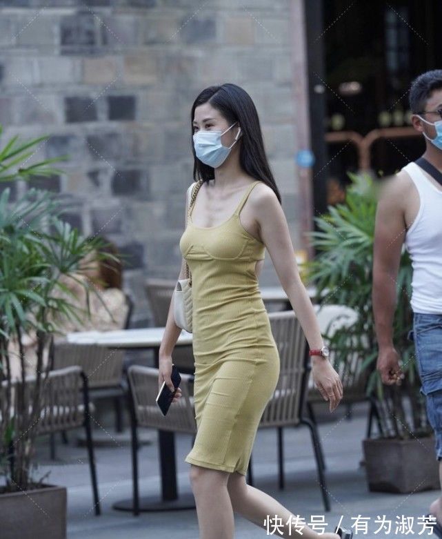 背面|黄灰色裹身裙走怀旧风格，白色包包美得出众，背面设计简约大方