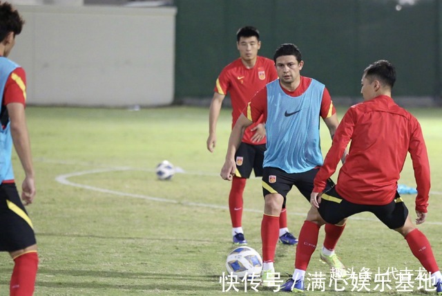 阿曼|国足26人合练,李铁跟阿兰洛国富密语,要扮演B组搅局者身份