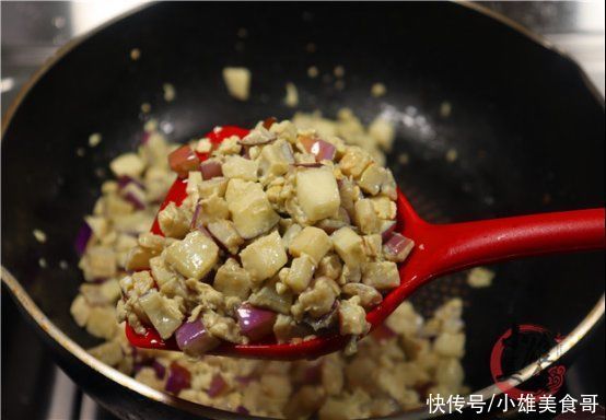 茄子丁|茄子切成丁淋上鸡蛋，实在太好吃了，我家一周吃6次，营养又下饭