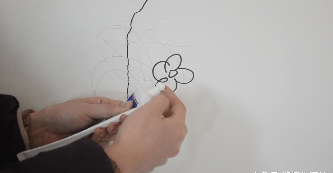 家里白墙不仅脏还有裂缝怎么办 用它涂一涂, 墙壁立马焕然一新