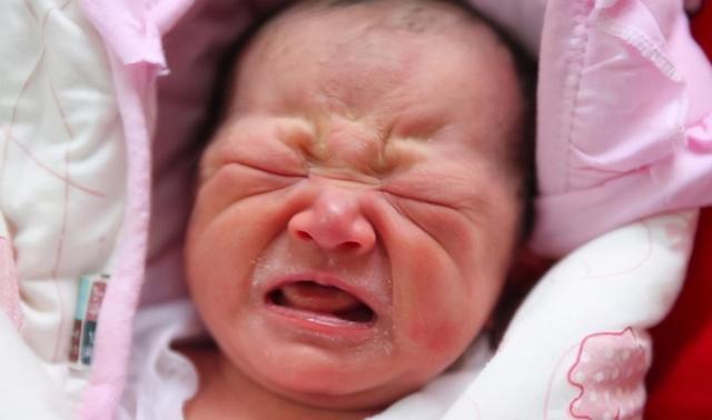 臭脸|“臭脸新生儿”走红网络,出生就带着怨气,网友:在娘胎里受气了