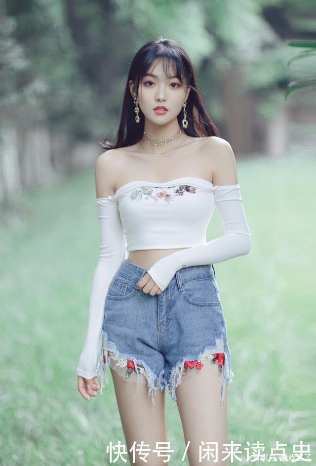 白色高腰露脐紧身T恤搭配牛仔短裤，清丽脱俗，不食人间烟火