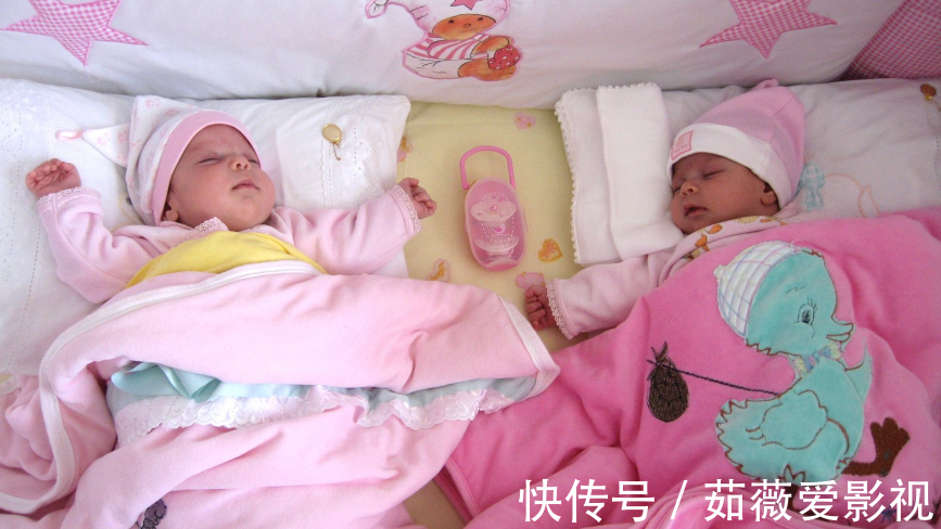 女儿|夫妻离婚,双胞胎女儿一人得一个,半年后再见面,宝妈表情凝固