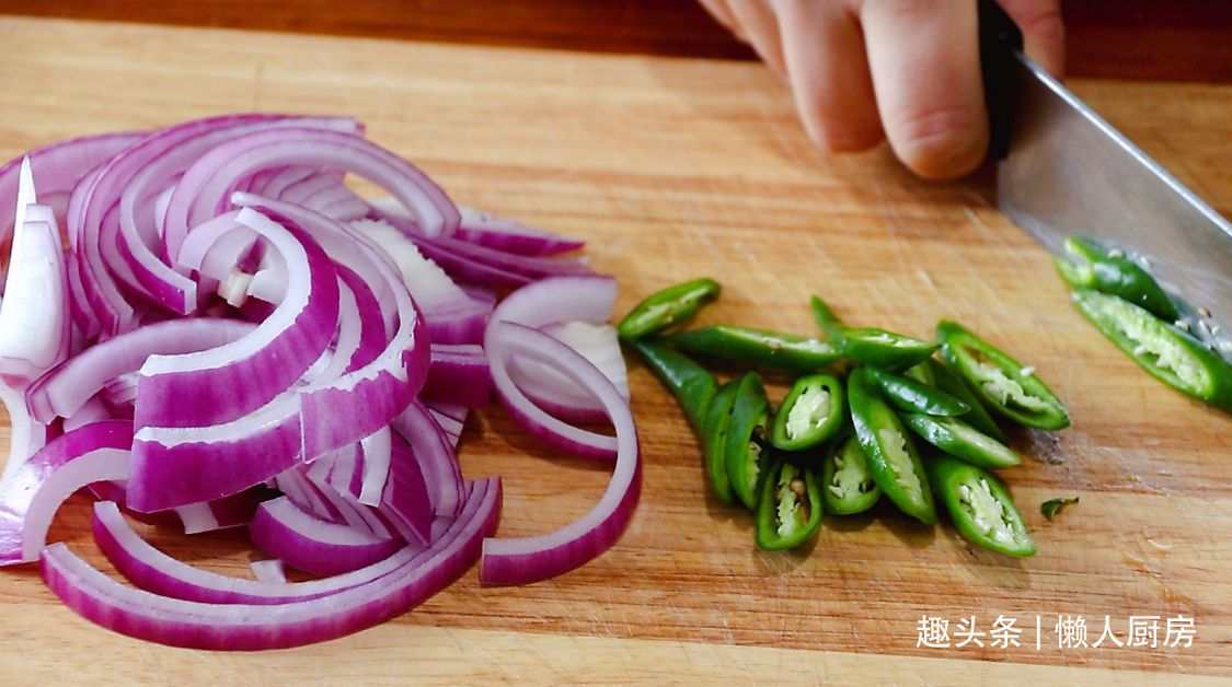 炖煮|这鱼我家隔天吃一次,锅底放这些,不加水炖煮,鱼肉鲜嫩