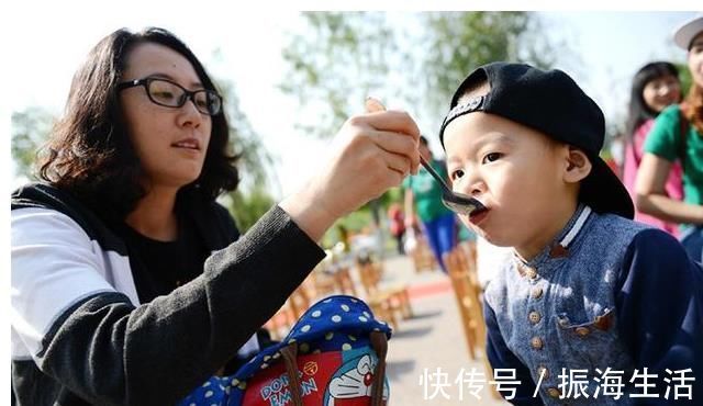 小敏|“宝宝乖,再吃一口”,家长自以为是爱,对孩子来讲却是一种伤害