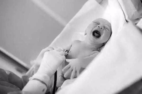 分娩|震撼!实拍产妇分娩全过程,记录新生命诞生的艰辛美好