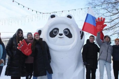 冰墩墩|俄罗斯公园现800公斤冰墩墩雪雕 民众求合影直呼“可爱”