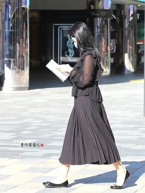 鞋子|街拍：浅口平底鞋美女，掩饰不住的轻熟风