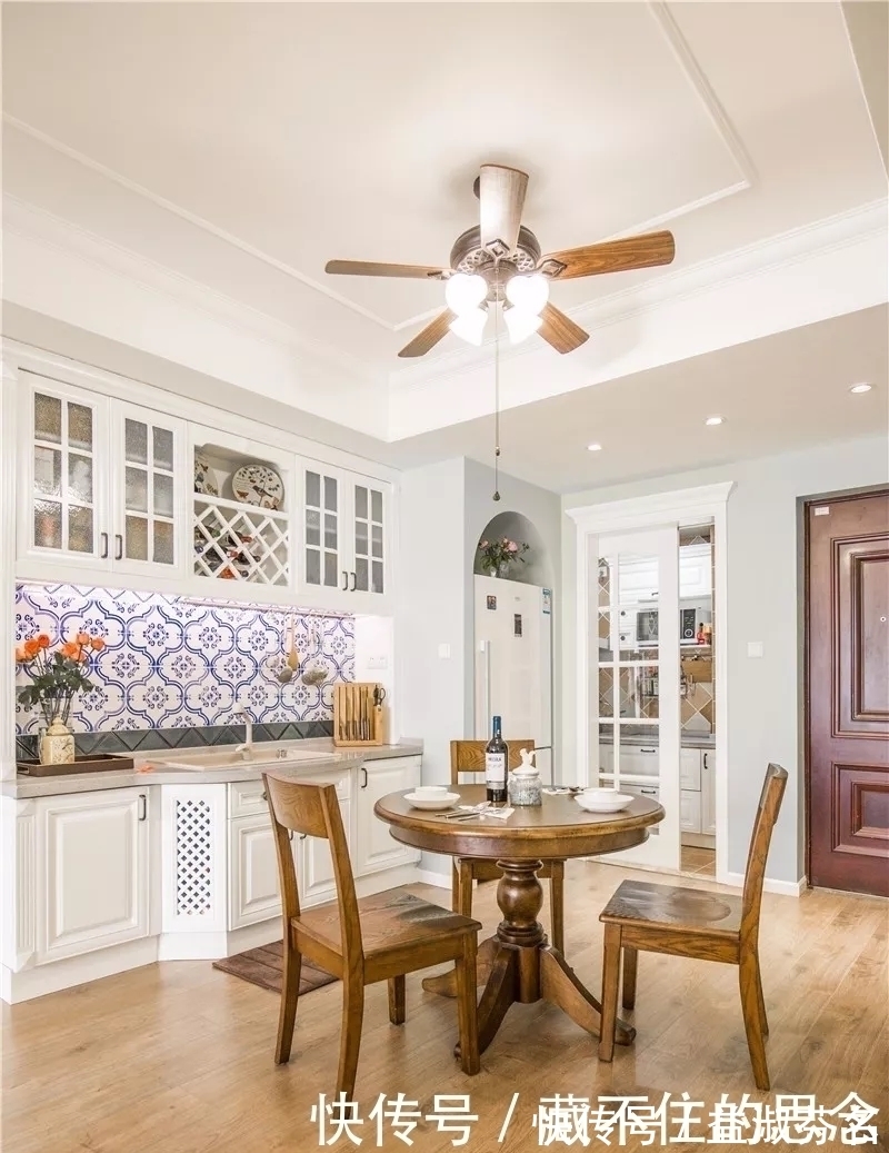 厨房橱柜|是谁想出来的,厨房橱柜底部留空一格,没想到做饭这么实用!