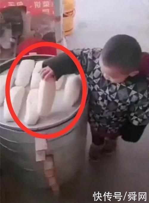 孩子|3岁儿子偷偷拿走家里馒头，爸爸好奇跟随，看到的画面让他泪目!