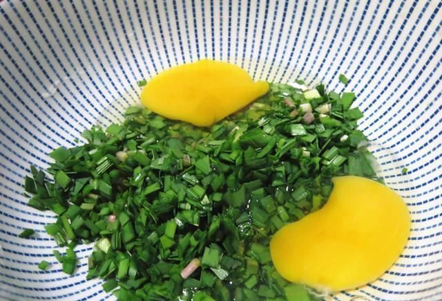 韭菜|韭菜做这饼，不用和面不用揉，搅一搅拌一拌，2分钟出锅，真香！