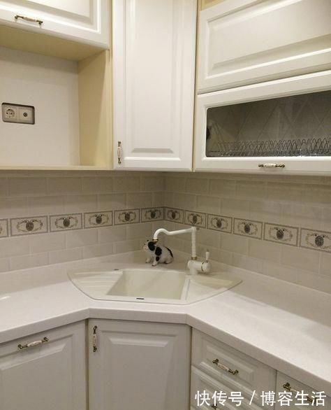 双槽|同样都是小厨房，他家把水槽挪到橱柜拐角处，见缝插针放下3个槽