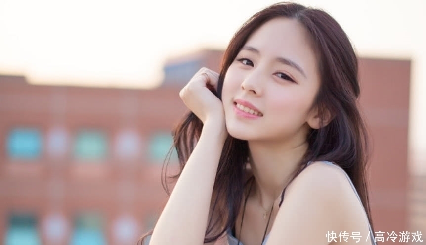 99%敢露出“额头”的女生,都会有4个特征,第三个条件挺苛刻