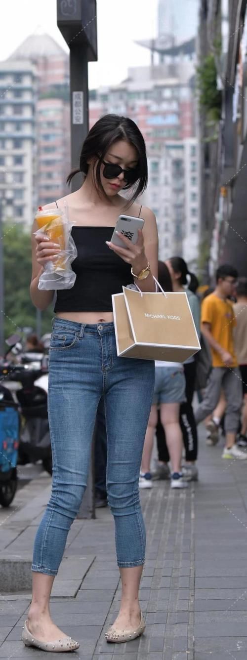 粉血色 美女脚上搭配上一双黑色的尖头高跟鞋，富有都市女性的时尚风格