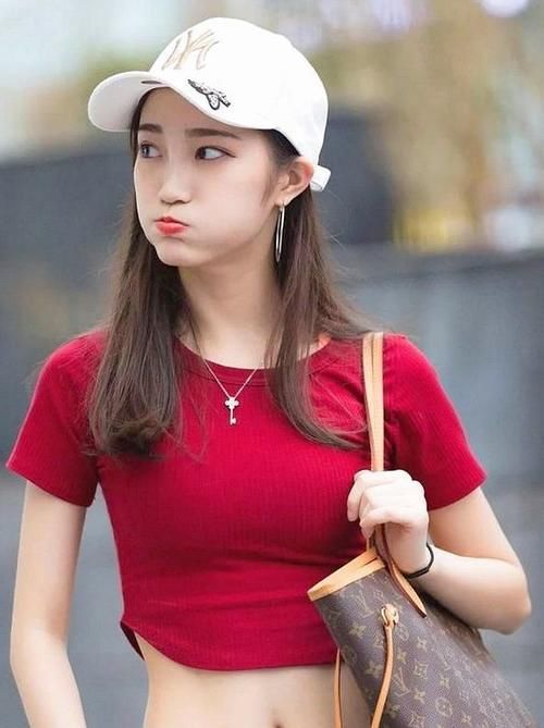 美女这件牛仔裤大秀身材，不会显得花哨，反而会很有时尚感！