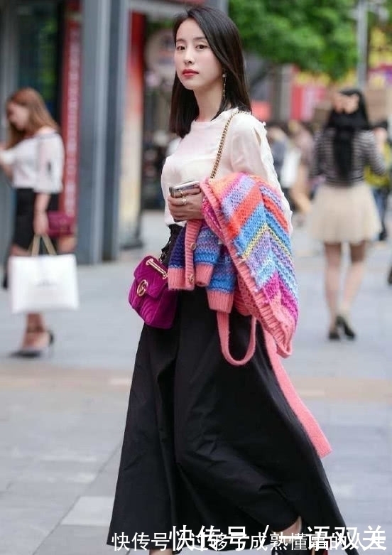 靓妹|街拍:霸气靓妹穿搭时尚逛大街,漂亮美丽又性感。