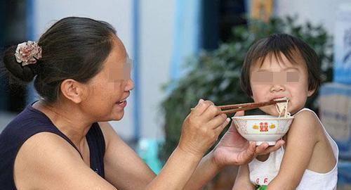 孩子|你还在用这些方法喂养孩子吗?再这样喂,孩子的胃会越吃越“废”