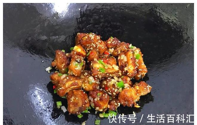 鲜香|入伏后孩子最馋排骨这做法，鲜香入味不油腻，炸后加料一拌，真香