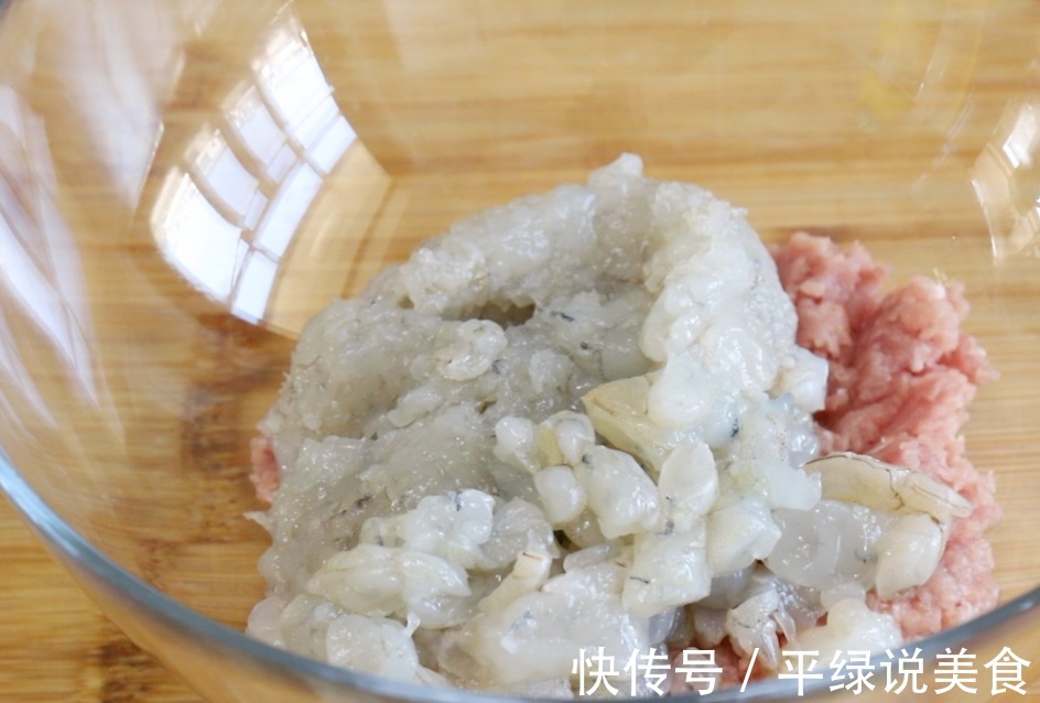 做水晶鲜虾包时,切记不要直接和面,多加这一步,面皮不裂还筋道