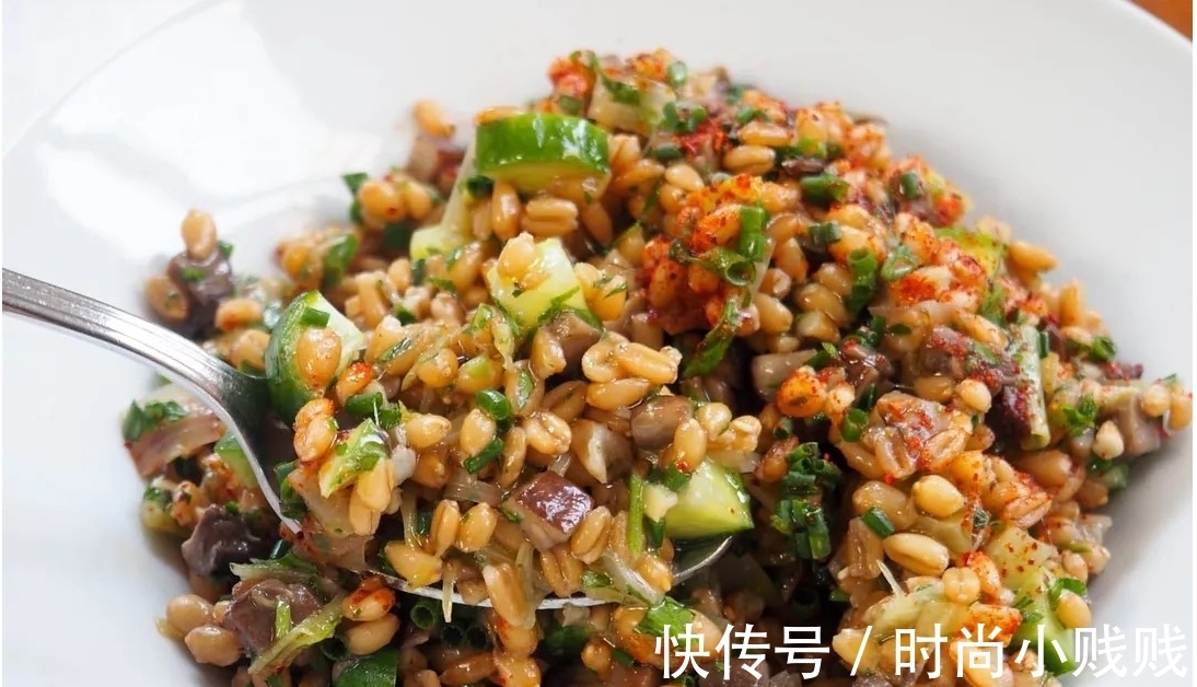汤匙|韭菜蘑菇炒东北小麦,非常有特色风味和松脆感