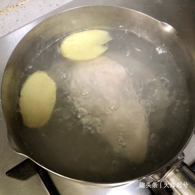 适合夏天的五彩凉拌鸡丝鱼面，低脂低卡，清爽好吃不油腻