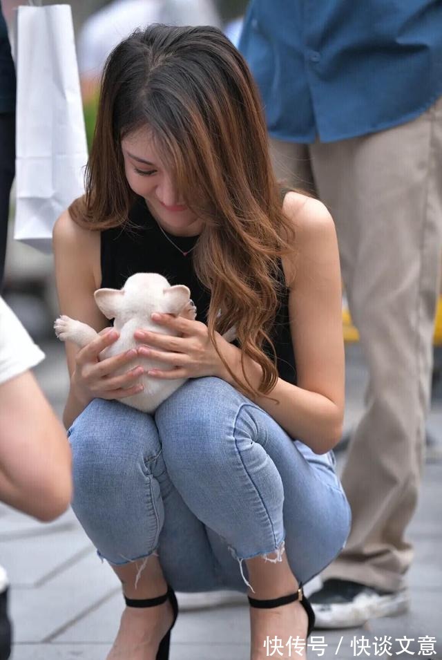 穿搭|简约的黑色背心搭配时髦破洞牛仔裤,简单清爽又显身材
