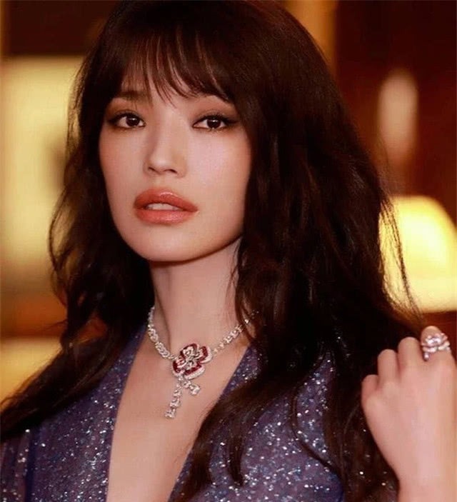 小姐姐 上了年纪的女人,尽量少弄这“4种”发型,显老不说还拉低气质!