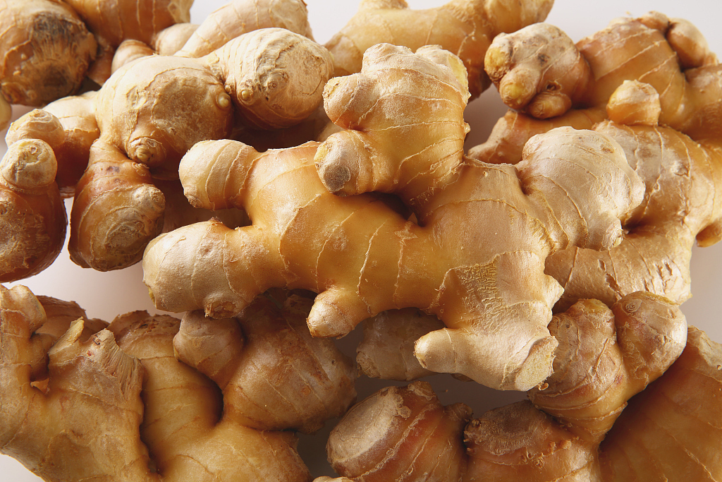 身体疲劳|女人睡前,坚持用“生姜”抹脚底,4件好事不请自来,可比吃药强