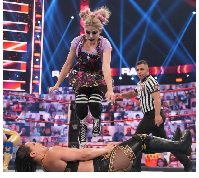 超級(jí)明星|女超人搭檔小魔女！WWE現(xiàn)在的科幻劇情連漫威也拍不出來