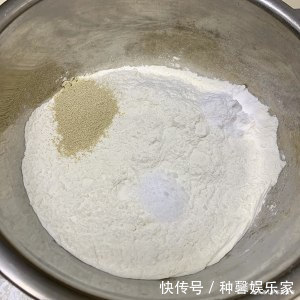 早餐油条别再买了,这种做法简单又好学,炸出来的油条蓬松酥脆