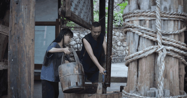 井盐|去年才通高铁,这座“十八线”国内小城,凭什么就火到了国外?