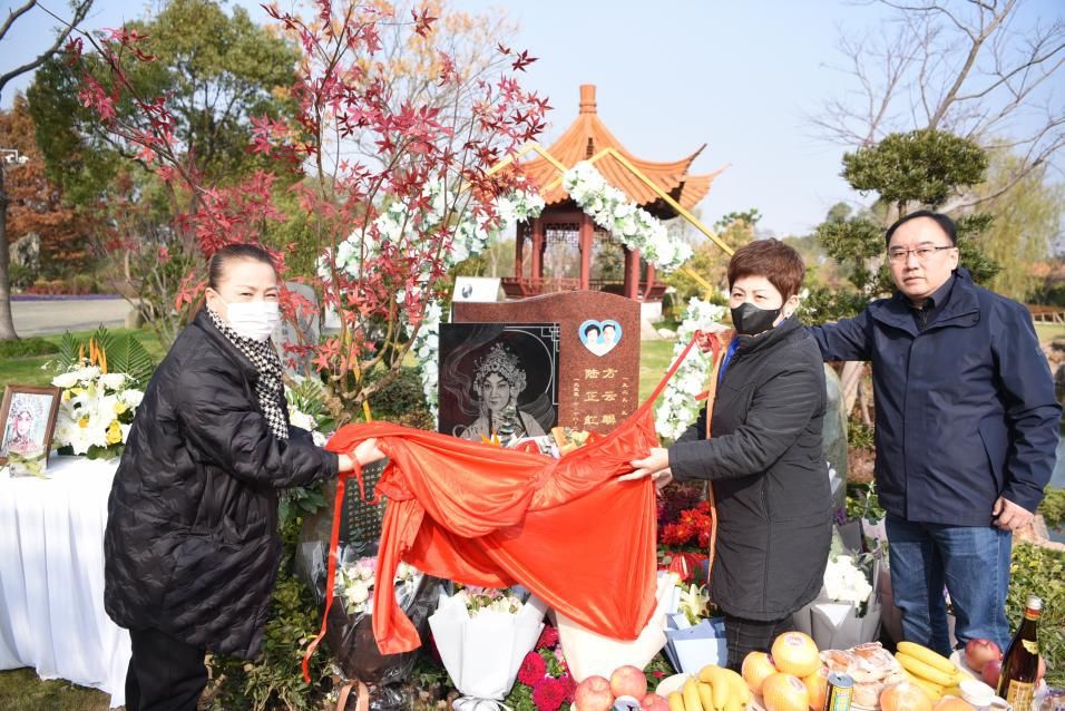 荀派！她是荀慧生之徒、曾为京剧奉献一生，其珍贵纪念像今揭幕