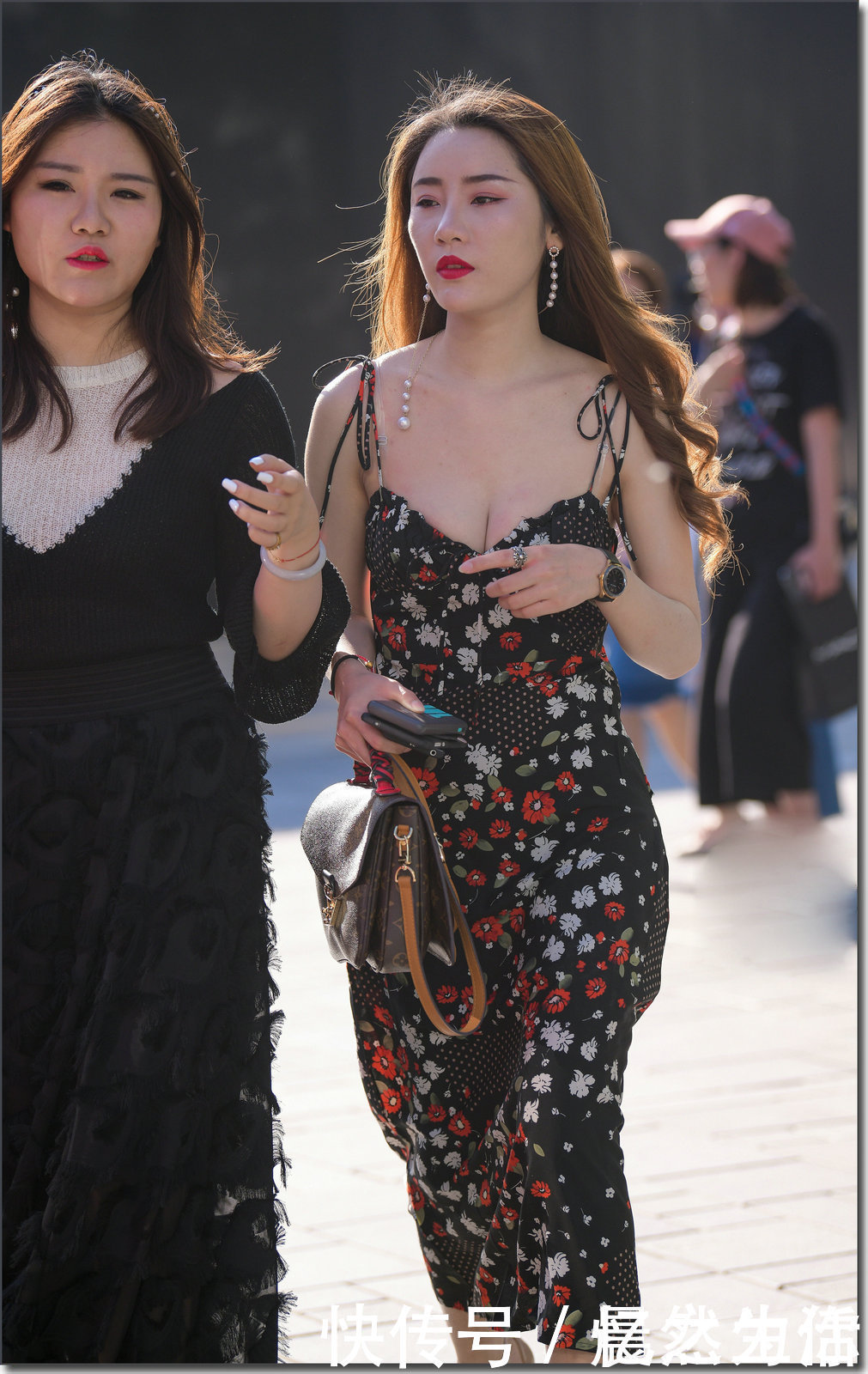 街拍这两位小姐姐的身材都太好了吧