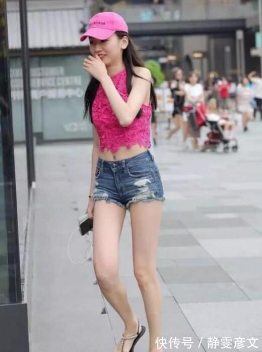 蕾丝|街拍:黑色连衣裙搭配高跟鞋,怎么穿都别有一番韵味