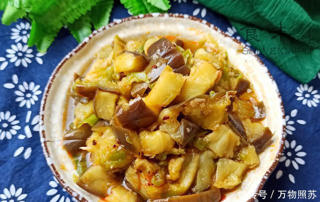 上桌|蒸茄子,直接上锅蒸不对教你一招,茄子鲜嫩不发黑,上桌就光盘